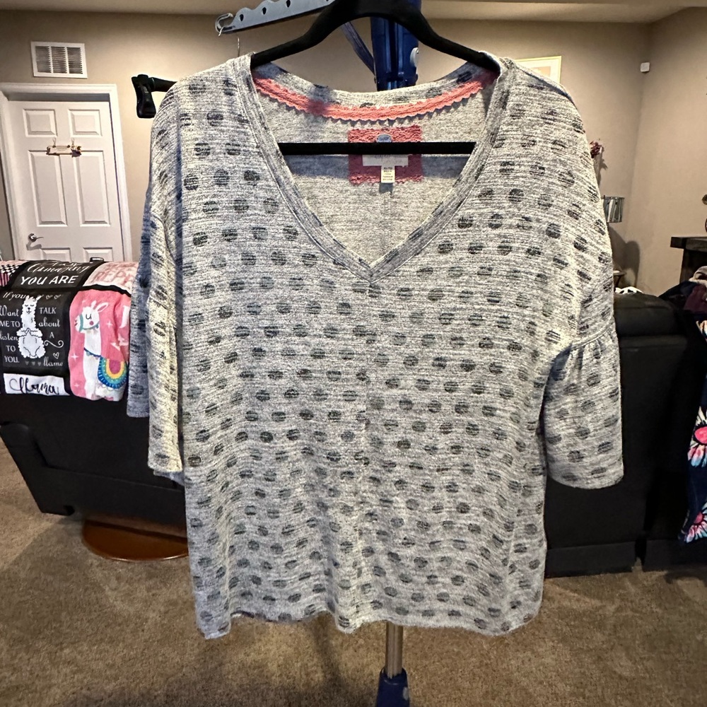 Capio Gray polkadot flutter sleeves, super soft V-neck blouse. XL